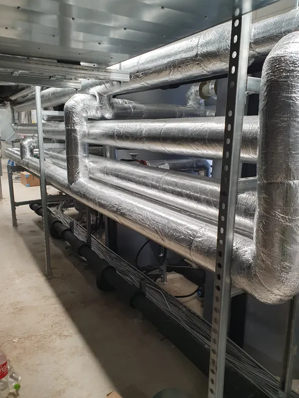Alumíniumburkolatos csőszigetelés — Siemens, Budapest