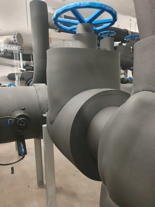 Szigetelt csőelágazás közelről — Energie 360° AG, Zürich